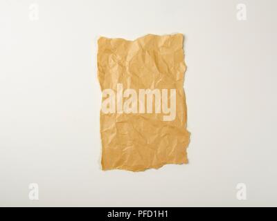 Stück gefaltetes braunes Papier Stockfoto