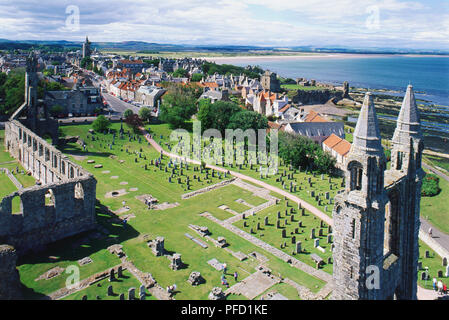 Grossbritannien, Schottland, Fife, St Andrews, Blick auf die Ruinen von St Andrews zwölften Jahrhunderts Kathedrale und Friedhof, mit dem Norden das Meer in der Ferne. Stockfoto