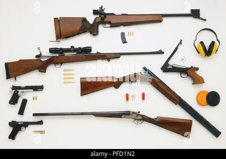 Gewehre und Schrotflinten (von oben) Freies Gewehr, bigbore smallbore Rifle, Über- und Unter-gun, side-by-side Gewehr und Pistolen (links) Ziel Pistole, Schnellfeuer Pistole und (rechts) Luftpistole, Munition, Scheiben und Gehörschutz Stockfoto