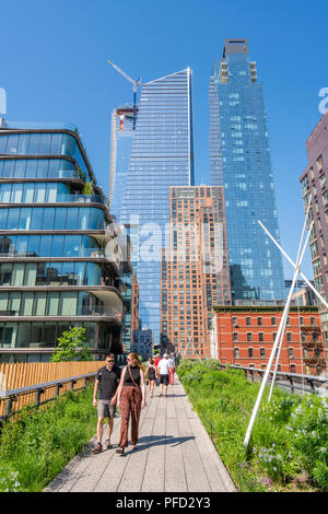 Menschen zu Fuß entlang der High Line in New York Stockfoto