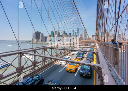 Der Verkehr auf der Brooklyn Bridge in New York City Stockfoto