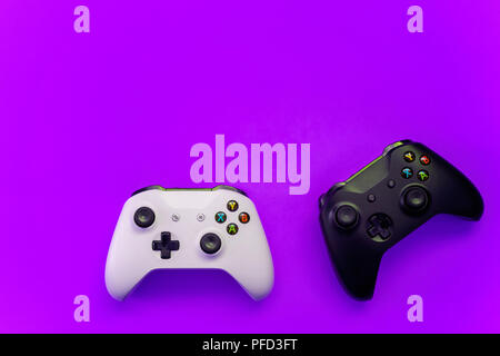 SAINT-Petersburg, Russland - 13. APRIL 2018: Schwarz und Weiß joystick Xbox One s Gamepad, Game Konsole auf lila Hintergrund. Computer gaming Wettbewerb Stockfoto