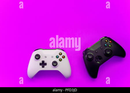 SAINT-Petersburg, Russland - 13. APRIL 2018: Schwarz und Weiß joystick Xbox One s Gamepad, Game Konsole auf lila Hintergrund. Computer gaming Wettbewerb Stockfoto