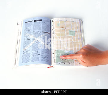 Hand, Ort in Street guide Stockfoto