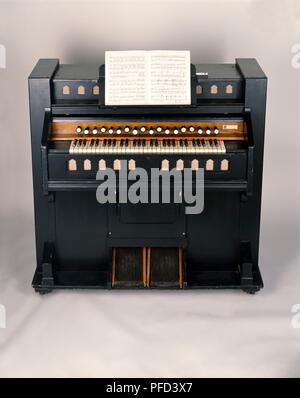 Antikes Harmonium, Vorderansicht Stockfoto