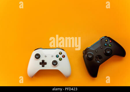 SAINT-Petersburg, Russland - 13. APRIL 2018: Schwarz und Weiß joystick Xbox One s Gamepad, Game Konsole auf gelben Hintergrund. Computer gaming Wettbewerb Stockfoto