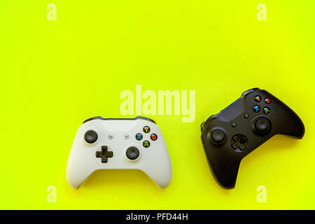 SAINT-Petersburg, Russland - 13. APRIL 2018: Schwarz und Weiß joystick Xbox One s Gamepad, Game Konsole auf gelben Hintergrund. Computer gaming Wettbewerb Stockfoto