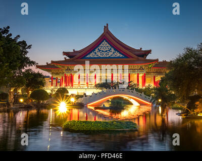 National Concert Hall und Guanghua Teiche, in der Nacht in Taipei, Taiwan. Stockfoto