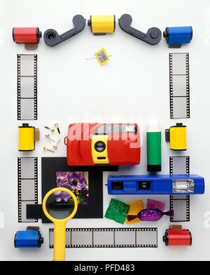 Fotografische Geräte auf der Anzeige, einschließlich Kameras, Film, Lupe und Negative Stockfoto
