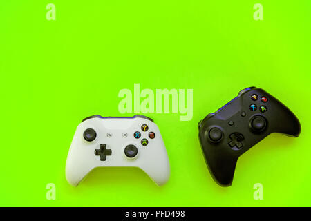 SAINT-Petersburg, Russland - 13. APRIL 2018: Schwarz und Weiß joystick Xbox One s Gamepad, Game Konsole auf grünem Hintergrund. Computer gaming Wettbewerb Stockfoto