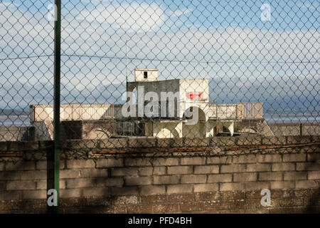 Das verlassene Lido in Grange Over Sands gesehen durch Fechten am Rande der Morecambe Bay in Cumbria England UK GB Stockfoto