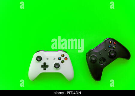 SAINT-Petersburg, Russland - 13. APRIL 2018: Schwarz und Weiß joystick Xbox One s Gamepad, Game Konsole auf grünem Hintergrund. Computer gaming Wettbewerb Stockfoto