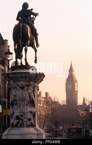 Grossbritannien, England, London, Trafalgar Square, Statue von Charles I. zu Pferde, Blick hinunter Whitehall in Richtung Big Ben Stockfoto