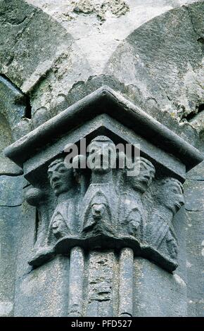 Irland, County Clare, der Burren, Kilfenora, Kilfenora Kathedrale, steinmetzarbeiten an der Fassade der Kirche aus dem 12. Jahrhundert Stockfoto