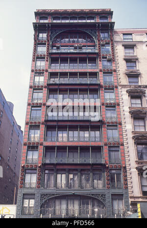 USA, New York City, Manhattan, SoHo, Sänger Gebäude, Low Angle View aus Gusseisen und terrakottafarbenen Fassade Stockfoto