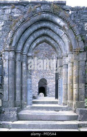 Irland, County Mayo, Cong, Cong Abbey, 12. Jahrhundert Torbogen, Vorderansicht Stockfoto