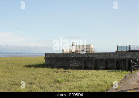 Das verlassene Lido in Grange Over Sands am Rande der Morecambe Bay in Cumbria England UK GB Stockfoto