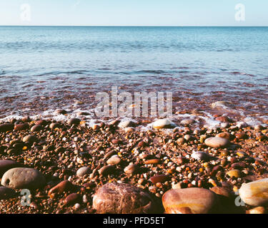 Mit Blick auf das Meer vom Strand von Budleigh Salterton in East Devon, England, Vereinigtes Königreich. Stockfoto