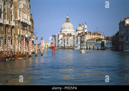 Italien, Venedig, Dorsoduro, Grand Canal, einzelnes Boot Canal reisen, Waterfront Häuser auf beiden Seiten Stockfoto