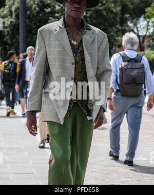 Florenz, Italien. 14 Juni, 2018. Florenz-14 Juni 2018 Männer auf der Straße während der Pitti. Credit: Mauro Del Signore/Pacific Press/Alamy leben Nachrichten Stockfoto