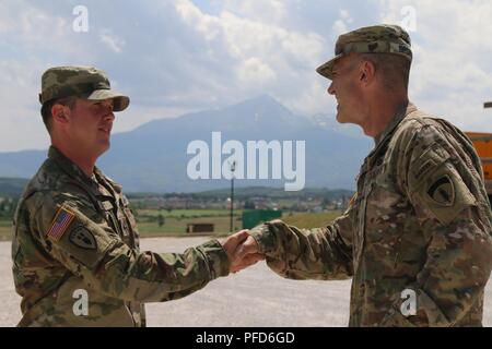 CAMP BONDSTEEL, Kosovo - Generalmajor John Gronski, Stellvertretender Kommandierender General, Army National Guard, United States Army Europe Awards eine Münze, Sgt. Joshua Abbott für seinen vorbildlichen Service mit der 702Nd Ordnance Company-Eod als Explosive Ordnance Teammitglied, den 5. Juni. Sgt. Abbott's Beitrag zur Beseitigung von Blindgängern im Kosovo trägt dazu bei, die Sicherheit der Menschen gewährleisten. Stockfoto