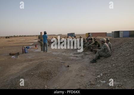 Eine dänische Kursleiter führt eine Klasse auf dem Ermitteln Improvised Explosive Devices zu Bundesgrenzschutz Force Mitglieder, auf das erste Bataillon, 15 Brigade, bei Al Asad Airbase, Irak, 4. Juni 2018 vergeben. Die irakischen Sicherheitskräfte sind das Fundament für die Zukunft des Irak durch die Verbesserung ihrer Fähigkeiten, um ein sicheres und stabiles Umfeld für ihre Nation zu stellen. Stockfoto