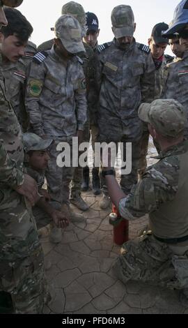 Eine dänische Ausbilder demonstriert, wie Sprengkörper arbeiten in einem IED Erkennung Klasse mit irakischen Grenze Wache Mitglieder improvisiert, vom 1.Bataillon, 15 Brigade, bei Al Asad Airbase, Irak, 4. Juni 2018. Die irakischen Sicherheitskräfte sind das Fundament für die Zukunft des Irak durch die Verbesserung ihrer Fähigkeiten, um ein sicheres und stabiles Umfeld für ihre Nation zu stellen. Stockfoto