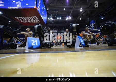 Vier Mitglieder des Team SOCOM konkurrieren im Indoor rudern Konkurrenz während der 2018 Krieger Spiele in der Air Force Academy in Colorado Springs, 9. Juni 2018 statt. Im Jahr 2010 erstellt, der DoD-Krieger spiele Verwundeten, Kranken und Verletzten service Mitglieder und Veteranen, die paralympic-style Sport vorstellen. Krieger Spiele präsentiert die federnde Geist der heutigen Verwundete, Kranke oder Verletzte service Mitglieder aus allen Bereichen des Militärs. Diese Athleten haben erheblichen körperlichen Verletzungen und Verhaltensstörungen zu überwinden und zu beweisen, dass das Leben weiterhin nach dem Verwundeten, Kranken oder Verletzten können. ( Stockfoto