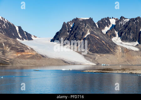 Blick auf Smeerenburg Bucht und Gletscher in Spitzbergen, Svalbard, Norwegen. Stockfoto