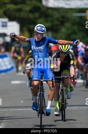 UNITED STATES - 10. Juni 2017: UnitedHealthCare's Carlos Alzate gewinnt im letzten Feld Sprint als Reiter hinter ihm Punkte mit einer Genehmigung Gruß zu Stockfoto