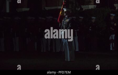 Kapitän Billy Grissom, Kompaniechef, Alpha Company, Marine Barracks Washington D.C., steht an einem zeremoniellen Position während der Freitag Abend Parade in der Kaserne, 8. Juni 2018. Das hosting Offizielle für die Parade war US Marine Corps Generalleutnant Frank McKenzie, Direktor, gemeinsames Personal und die Ehrengäste waren der US-Armee Generalleutnant Joseph Anderson, stellvertretender Stabschef der Armee; US Marine Corps Generalleutnant Brian Beaudreault, stellvertretender Kommandant, Plänen, Politiken und Betrieb; U.S. Navy Vice Adm. Andrew Lewis, stellvertretender Leiter der Betriebe für Operationen, Pläne und Strategie; und US Air F Stockfoto