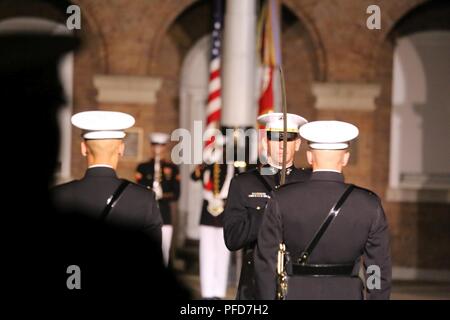 Chief Warrant Officer 2 Richard Woodall, Parade Adjutant, macht ein Gruß an die Parade Commander, Maj Russell Fluker, während der Freitag Abend Parade bei Marine Barracks Washington D.C., 8. Juni 2018. Das hosting Offizielle für die Parade war US Marine Corps Generalleutnant Frank McKenzie, Direktor, gemeinsames Personal und die Ehrengäste waren der US-Armee Generalleutnant Joseph Anderson, stellvertretender Stabschef der Armee; US Marine Corps Generalleutnant Brian Beaudreault, stellvertretender Kommandant, Plänen, Politiken und Betrieb; U.S. Navy Vice Adm. Andrew Lewis, stellvertretender Leiter der Betriebe für Maßnahmen, Pläne und Strate Stockfoto