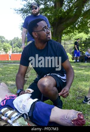 Strand, Virginia (1. Juni 2018) - Ian Hospitalman Ichungwa, Naval Station Norfolk Zweig Gesundheit Klinik zugeordnet, neigt zu einer fiktiven Patienten während der corpsman Fähigkeiten Herausforderung an gemeinsamen Expeditionary Base Little Creek - Fort Story. Die corpsman Fähigkeiten Herausforderung Szenarien wurden auf realen Ereignissen Wissen des corpsman und ihre Fähigkeit unter dem Druck einer hohen Beanspruchung Umgebung durchführen zu testen. Stockfoto