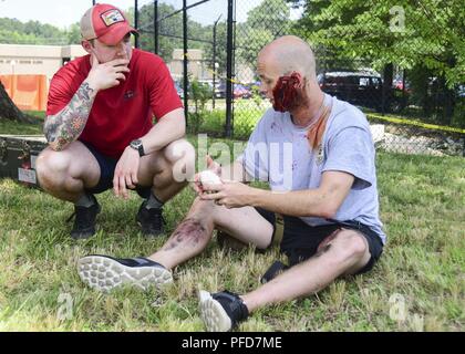 Strand, Virginia (1. Juni 2018) - Hospital Corpsman 2. Klasse Jonathon Schafer, rechts, und Hospitalman Shane Miller, rechts, Admiral Joel T. Boone Zweig Gesundheit Klinik, Gespräch zwischen Ausbildung während der corpsman Fähigkeiten Herausforderung an gemeinsamen Expeditionary Base Little Creek - Fort Story zugeordnet. Die corpsman Fähigkeiten Herausforderung Szenarien wurden auf realen Ereignissen Wissen des corpsman und ihre Fähigkeit unter dem Druck einer hohen Beanspruchung Umgebung durchführen zu testen. Stockfoto