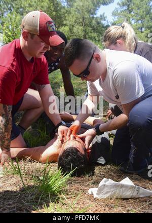 Strand, Virginia (1. Juni 2018) - Segler bewerten Hospitalman Scott Haken, Admiral Joel T. Boone Zweig Gesundheit Klinik zugewiesen wird, wie er als mock Patienten während der corpsman Fähigkeiten Herausforderung an gemeinsamen Expeditionary Base Little Creek - Fort Story fungiert. Die corpsman Fähigkeiten Herausforderung Szenarien wurden auf realen Ereignissen Wissen des corpsman und ihre Fähigkeit unter dem Druck einer hohen Beanspruchung Umgebung durchführen zu testen. Stockfoto