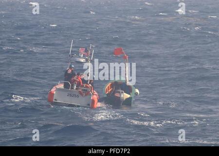 Die Crew der US-Küstenwache Donald Horsley über den Horizont Boot ist auf Szene mit einem 20-Fuß-Boot deaktiviert und hilflos mit drei Dominikaner von der Insel Dominica Juni 8, 2018. Die drei Überlebenden, die auf See für 21 Tage gestrandet waren, wurden von der Besatzung der Liberianischen entfernt-Flagge-886-Fuß-bulk carrier Schiff Skiathos Juni 7, 2018, ungefähr 75 Meilen südlich von nautcial Ponce, Puerto Rico. U.S. Coast Guard Foto. Stockfoto