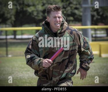 Staff Sgt. Daniel Lanata, 374 Sicherheitskräfte Squadron Streifenpolizist, Sprints auf dem Weg zur Ziellinie während einer Fähigkeit, zu überleben und zu betreiben (Atso) Rodeo bei Yokota Air Base, Japan, 8. Juni 2018. Das Rodeo Beteiligten tragen verschiedene Phasen der Mission-orientierten schützende Haltung (MOPP) Gang nach dem Druck ein Humvee und gehen durch verschiedene Bereiche der Ausbildung einschließlich der Selbsthilfeorganisationen und Buddy care, nach dem Angriff eine Aufklärung, 4-Pers.-Relais, und Gejohle, Bewegen und kommunizieren." Stockfoto