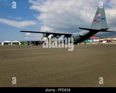 Ein 910Th Air Wing C-130H Hercules von Youngstown, Ohio, fliegen mehr als 40 US-service Mitglieder, Ausrüstungen und Zubehör von Anderson Air Force Base, Guam, Suai, Timor-Leste für Pacific Engel 18-1, sitzt auf dem Flug in Dili International Airport, 6. Juni 2018. Das US-Militär Mitglieder, bestehend aus medizinischen, Ingenieure und Mitarbeiter in multinationalen Partnern aus Timor-Leste, Australien, Großbritannien, Indonesien und den Philippinen für Pacific Engel 18-1. Stockfoto