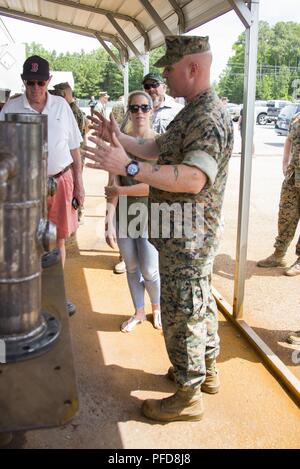 Gunnery Sgt. Michael S. Connors, Student, die United Association Veteranen in Rohrleitungen Programm, gibt seine Bemerkungen während einer VIP-Open House am Marine Corps Base Camp Lejeune, N.C., 31.Mai. Das VIP-Programm schließt die Lücke vom Militärdienst direkt in qualifizierten - Handel Beschäftigung. Stockfoto
