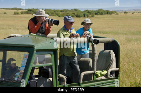 Touristen auf Safari, Masai Mara, Kenia Stockfoto