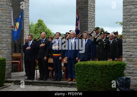 Offizielle Partei zahlt Respekt während der Gedenkstätte und zum 73. Jahrestag des Sieges in Europa Zeremonie an der Mardasson Memorial in Bastogne, Belgien, 1. Juni 2018 statt. Von links nach rechts: Jerome Sheridan, Vertreter für die American Overseas Verband der Memorial Day in Belgien - Joseph Trimble, als politischer Referent an der amerikanischen Botschaft in Belgien - Benoît Lutgen, Bürgermeister von Bastogne - Minister François Belot - Gerard DEPREZ, Staatsminister links Stockfoto