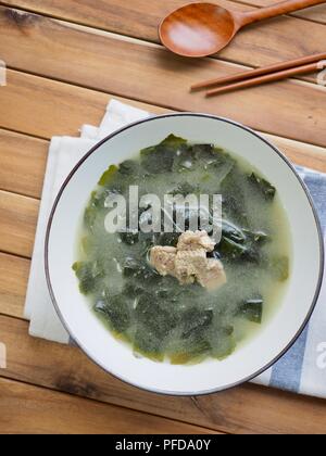 Koreanisches Essen Rindfleisch Seetangsuppe Stockfoto