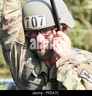 Spc. Jakob Richins, eine Säge gunner mit C Company, 1 Battalion, 297Th Infantry Regiment, Wyoming Army National Guard, rappels aus einer 70-Fuß-Turm in der letzten Phase der Air Assault Schule am Lager Rilea in Warrenton, Erz, 6. Juni 2018 statt. Die Schülerinnen und Schüler körperlich und geistig trainiert die Gelegenheit, ihre Air Assault Badge zu verdienen zu erreichen. ( Stockfoto