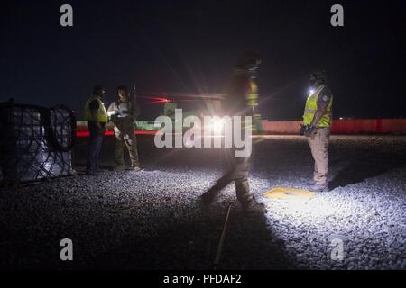 Bezirk Garmsir, Afghanistan (31. Mai 2018) - ein US-Armee Soldat leitet das Departement für Verteidigung Auftragnehmer Vorbereitung einer US Army CH-47 Chinook in der Nähe von Bezirk Garmsir, Afghanistan zu laden, 31. Mai 2018. Us-Armee Logistiker resupply Aktivieren der benötigten Güter zu kargen Umgebungen, wie Deh Bala Bezirk, Provinz Nangarhar, Afghanistan. Die größte kombinierte Kontingent der Afghanischen Kommandos immer montiert, durch die US-Special Forces geraten begann Routing ISIS-K aus dem Bezirk am 28. Mai 2018. Stockfoto