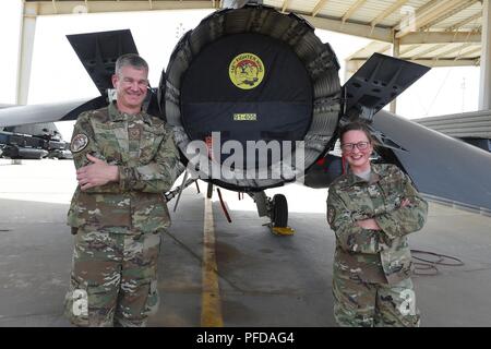 Tech. Sgt. Scott Kleive (links) und seine Tochter, Flieger 1. Klasse Kalei Kleive, für ein Foto an einem unbekannten Ort, 9. Juni 2018 darstellen. Beide sind mit dem 407 Air Expeditionary Gruppe zugewiesen und von 148 der Air National Guard Fighter Wing in Duluth, Minnesota eingesetzt. Stockfoto