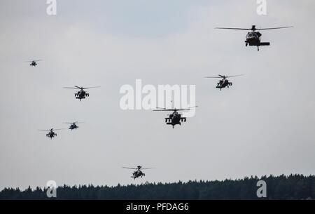 MIROSLAWIEC, Polen - - Sky Soldaten von 3-638Infanterie Regiment und 4-319 Artillerie teamed mit dem 1-91 CAV für Air Assault Operationen während der Übung die schnelle Reaktion 18. Stockfoto