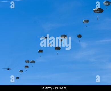 MIROSLAWIEC, Polen - - Sky Soldaten von 3-638Infanterie Regiment und 4-319 th Artillerie teamed mit Israelischen Streitkräfte und der Italienischen Folgore Brigade der Miroslawiec Flugplatz mit einer gemeinsamen gewaltsamen Eindringen, während der Übung die schnelle Reaktion 18 sichern. Stockfoto