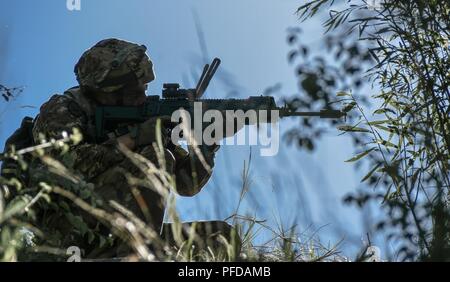 MIROSLAWIEC, Polen - Fallschirmjäger mit der Italienischen Folgore Brigade mit Sky Soldaten aus dem 3-638Infanterie Regiment zusammengetan, 173Rd Airborne Brigade und israelischen Sicherheitskräften zu gemeinsamen gewaltsamen Eindringen und klare schwer bewachten Bunker während der Übung die schnelle Reaktion führen. Stockfoto