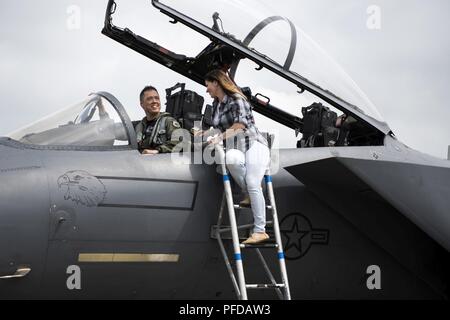 Kol. Donn Yates, 48th Operations Group Commander, ist von seinem Ehegatten nach seinem letzten Flug mit Royal Air Force Lakenheath, England, 1. Juni begrüßt. Yates ist voraussichtlich das Kommando über die 4Th Fighter Wing bei Seymour Johnson Air Force Base, North Carolina zu dieser Sommer. Stockfoto