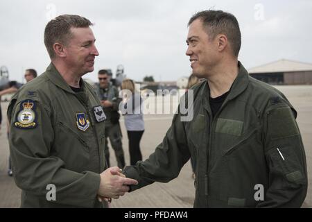 Oberst Evan Pettus, 48th Fighter Wing Commander, gratuliert Oberst Donn Yates, 48th Operations Group Commander, nach seinem letzten Flug mit Royal Air Force Lakenheath, England, Juni 1. Yates ist voraussichtlich das Kommando über die 4Th Fighter Wing bei Seymour Johnson Air Force Base, North Carolina zu dieser Sommer. Stockfoto